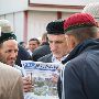 Прихожане соборной мечети Красноярска знакомятся с новым выпуском официальной газеты ЕДУМ Красноярского края «PRO Ислам»