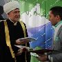 Муфтий Равиль Гайнутдин награждает победителей VI Всероссийского поэтического конкурса «Пророк Мухаммад - Милость для миров»