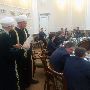 Дамир Мухетдинов вручает муфтию Татарстана Камилю Самигуллину Свидетельство о государственной регистрации «Болгарской исламской академии»