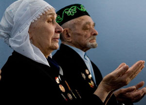 Мусульмане г.Покрова поздравят ветеранов ВОВ. Фото http://www.tatar-islam.ru