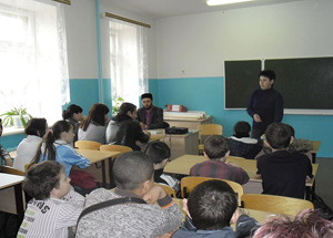 Имам Махмет-хазрат Каляшев на встрече со школьниками. Фото dumso.ru