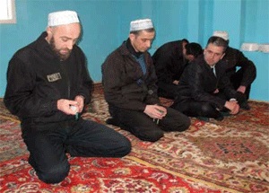 Заключенные-мусульмане обратились к имаму с просьбой ходатайствовать об открытии молельной комнаты