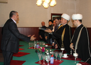 Муфтий шейх Равиль Гайнутдин поздравил главу Крыма Сергея Аксенова и подарил ему Коран