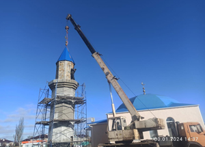 На минарет строящейся мечети села Калиновка в Крыму водружен полумесяц