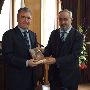 Стороны обменялись памятными подарками