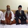 С сайидом Мухаммадом Махди Чишти — главой и хранителем зиярата шейха Му'ин ад-Дина Хасана Сиджзи Чишти (1142 - 1236) и его сыновьями.