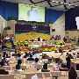 Премьер-министр Индии Нарендра Моди приветствует участников форума