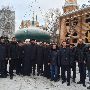 Участники торжественной церемонии установки купола и полумесяца