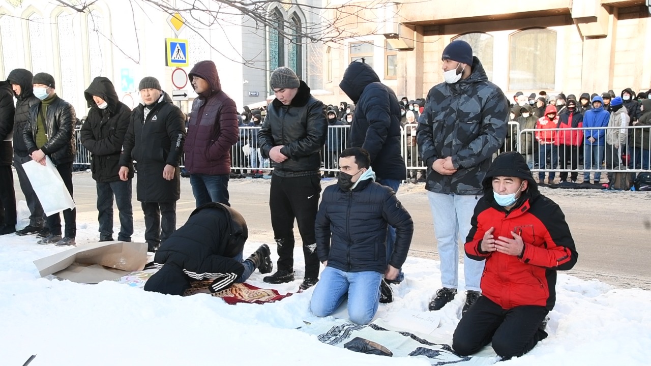 Мусульмане Москвы помолились за мир в Казахстане