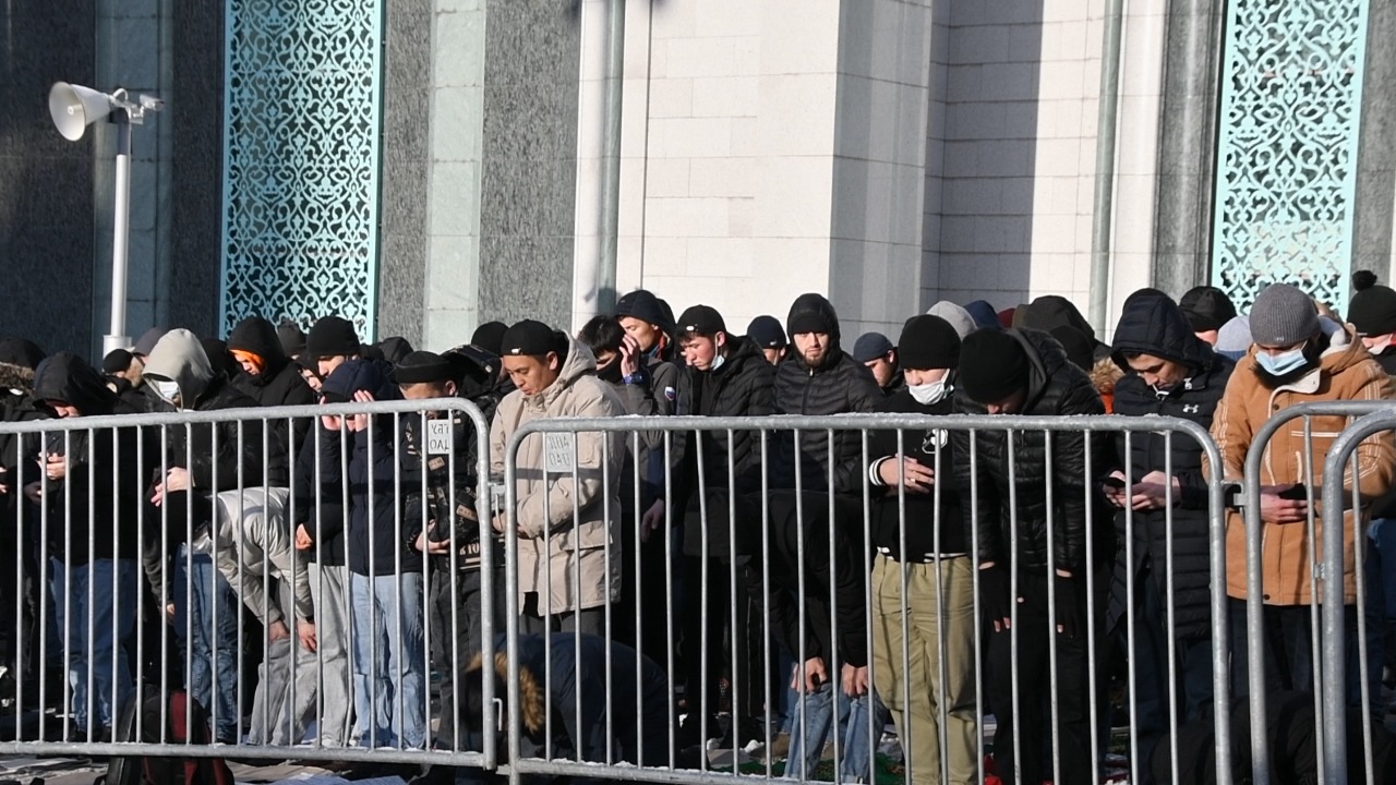 Мусульмане Москвы помолились за мир в Казахстане