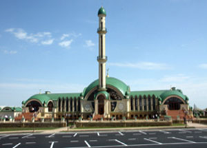 Мечеть в селе Алхан-Юрт стала украшением Чеченской Республики. Фото www.grozny-inform.ru Мечеть в селе Алхан-Юрт стала украшением Чеченской Республики. Фото www.grozny-inform.ru