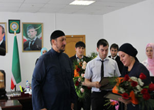 Бай-Али Тевсиев провел совещание с заместителями руководителей по воспитательной работе учебных заведений Чеченской Республики. Фото http://www.grozny-inform.ru Бай-Али Тевсиев провел совещание с заместителями руководителей по воспитательной работе учебных заведений Чеченской Республики. Фото http://www.grozny-inform.ru