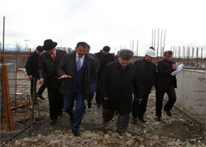 Юнус-Бек Евкуров ознакомился с ходом строительства Соборной Мечети в Магасе. Фото http://www.azanfund.org