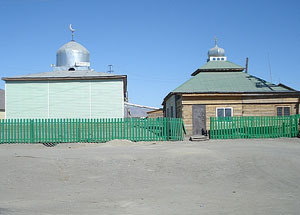 Слева — мечеть Кош-Агача, справа — медресе Батыр-ата
