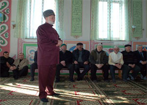 Муфтий РСО-Алания Хаджимурат Гацалов на собрании в мечети с.Чикола. Фото http://islamosetia.ru Муфтий РСО-Алания Хаджимурат Гацалов на собрании в мечети с.Чикола. Фото http://islamosetia.ru