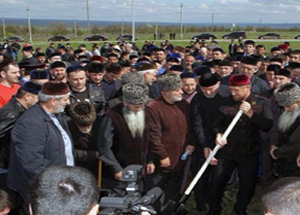 В с. Беной Гудермесского района ЧР состоялась торжественная церемония закладки капсулы под строительство мечети. Фото grozny-inform.ru