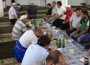 Муфтий Хазраталий Дзасежев встретился с мусульманской молодежью на ифтаре Муфтий Хазраталий Дзасежев встретился с мусульманской молодежью на ифтаре