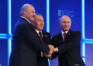Президент России Владимир Путин, президент Казахстана Нурсултан Назарбаев, президент Белоруссии Александр Лукашенко подписали Договор о Евразийском экономическом союзе. Фото: kremlin.ru Президент России Владимир Путин, президент Казахстана Нурсултан Назарбаев, президент Белоруссии Александр Лукашенко подписали Договор о Евразийском экономическом союзе. Фото: kremlin.ru
