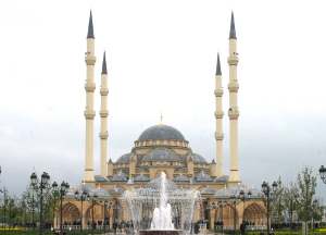 Муфтий шейх Равиль Гайнутдин принимает участие в VI Международном миротворческом форуме «Ислам-религия мира и созидания» в Чечне