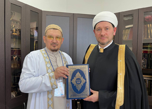 Д.Мухетдинов преподнес муфтию М.Бибарсову печатный Коран 1787 года