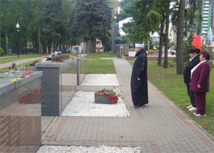Имам Московской Соборной мечети вместе с делегацией из Казахстана посетил захоронения солдат Великой Отечественной войны