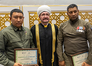Главный муфтий шейх Равиль Гайнутдин вручил сертификаты программы «Хадж Керим» участникам СВО братьям Уралбаевым