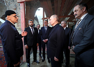В ходе посещения Джума-мечети в Дербенте. Фото пресс-службы Кремля 