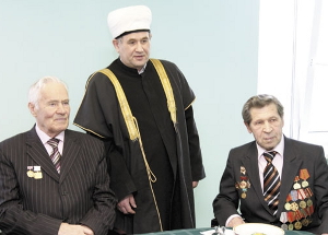 Валиахмад хазрат Гаязов с ветеранами Великой Отечественной войны и труда. Валиахмад хазрат Гаязов с ветеранами Великой Отечественной войны и труда.