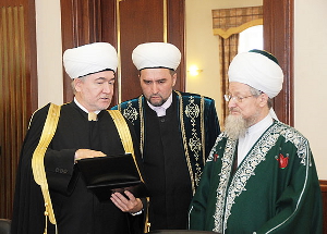 Равиль Гайнутдин, Илдус Файзов и Талгат Таджуддин. фото: shaimiev.tatarstan.ru Равиль Гайнутдин, Илдус Файзов и Талгат Таджуддин. фото: shaimiev.tatarstan.ru