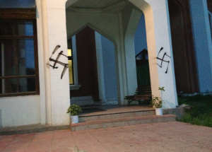 В Иваново преступники разрисовали свастиками мечеть и здание школы с татарским этно-культурным компонентом В Иваново преступники разрисовали свастиками мечеть и здание школы с татарским этно-культурным компонентом
