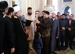 Рамзан Кадыров передает муфтию Гайнутдину волос благословенного Пророка (мир ему) 